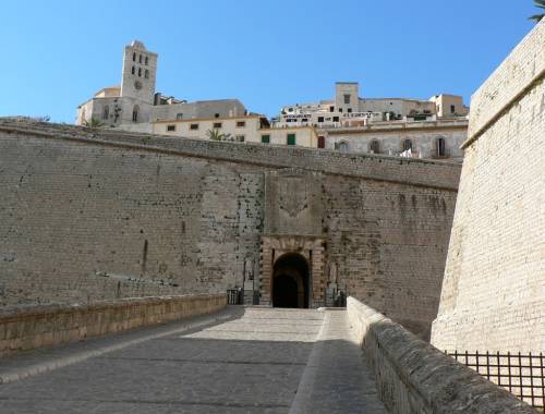 24- Porte de la citadelle et cathedrale 